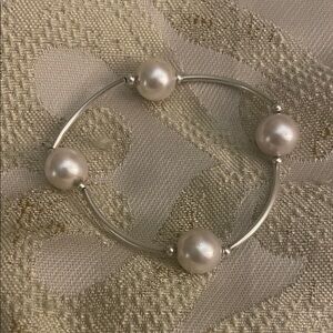 Source Unknown Silver-Tone Stretch Bracelet with White Pearls